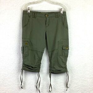 Nori women’s / junior size 7 cargo capris, army green.